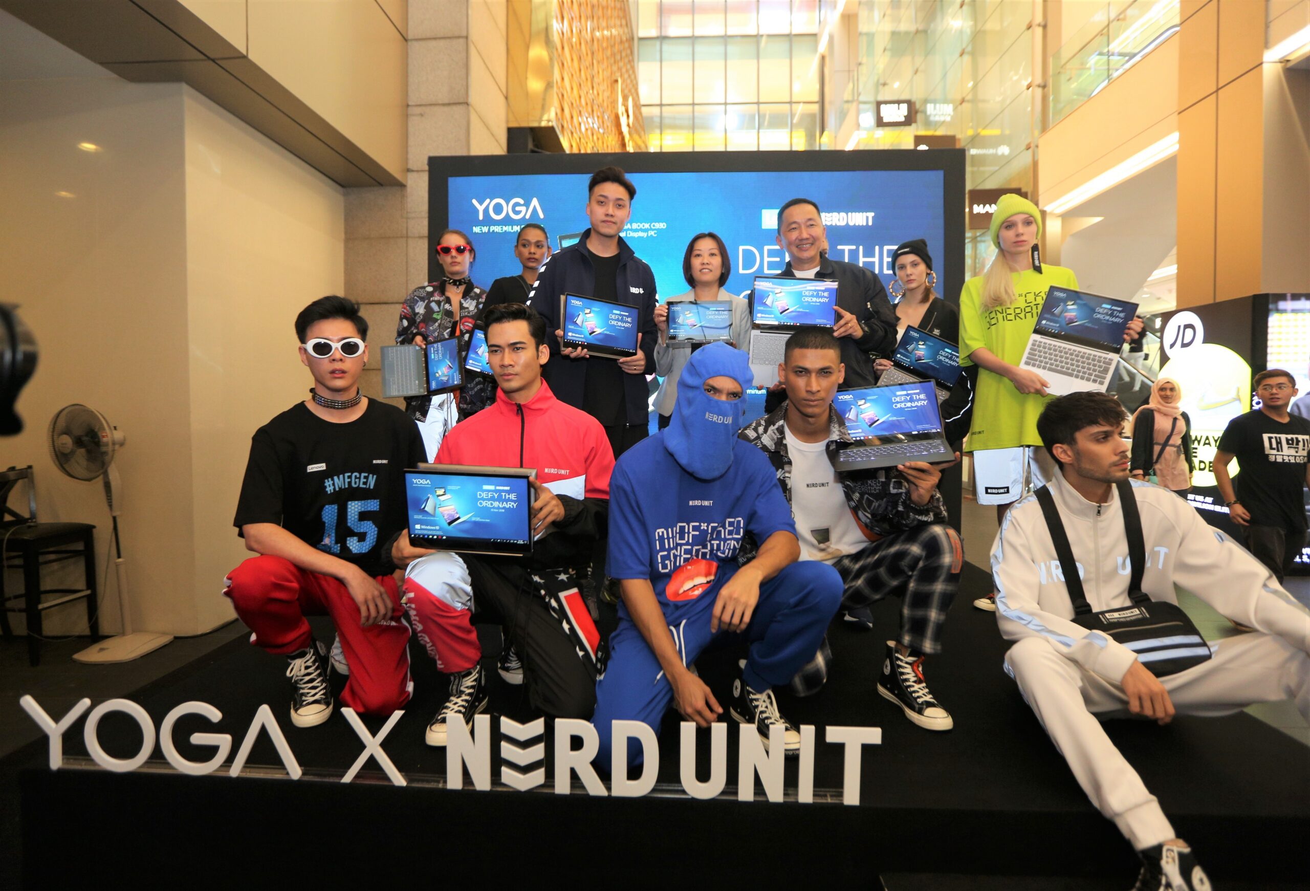 Foto: Lenovo (Bahagian Tengah, daripada kiri ke kanan: Ronald Chew (Pengasas Nerdunit), Wong Yuen Lai (Peneraju Konsumer Utama Lenovo Malaysia), dan Khoo Hung Chuan (Country General Manager Lenovo Malaysia).