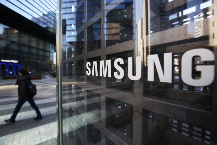 A woman walks past Samsung Electronics Co. signage outside the company's Seocho office building in Seoul, South Korea, on Friday, Feb. 17, 2017. Samsung Group's Jay Y. Lee was formally arrested on allegations of bribery, perjury and embezzlement, an extraordinary step that jeopardizes the executive's ascent to the top role at the world's biggest smartphone maker. Photographer: SeongJoon Cho/Bloomberg via Getty Images