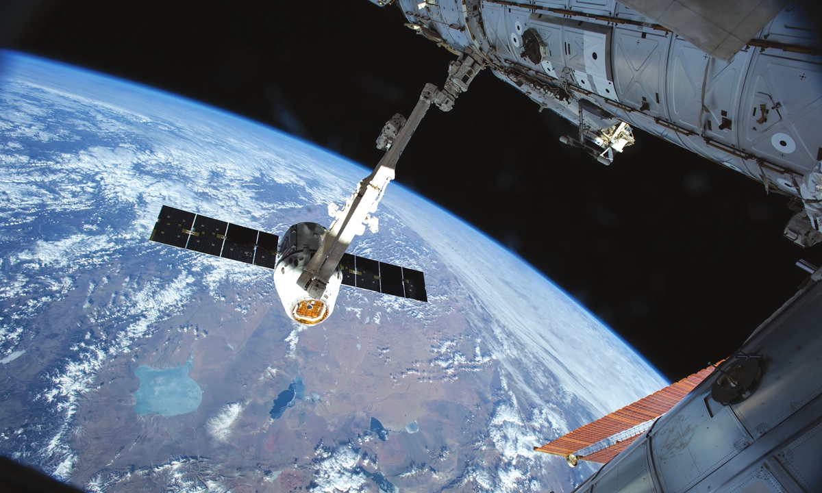 This NASA image taken April 17, 2015 shows the Canadarm 2 reaching out to grapple the SpaceX Dragon cargo spacecraft and prepare it to be pulled into its port on the International Space Station. Robotics officers at Mission Control, in the Johnson Space Center Houston Texas will command the Canadarm2 robotic arm to maneuver Dragon to its installation position at the Earth-facing port of the Harmony module where it will reside for the next five weeks. AFP PHOTO / HANDOUT / NASA       == RESTRICTED TO EDITORIAL USE / MANDATORY CREDIT: "AFP PHOTO / HANDOUT / NASA "/ NO MARKETING / NO ADVERTISING CAMPAIGNS / NO A LA CARTE SALES / DISTRIBUTED AS A SERVICE TO CLIENTS ==