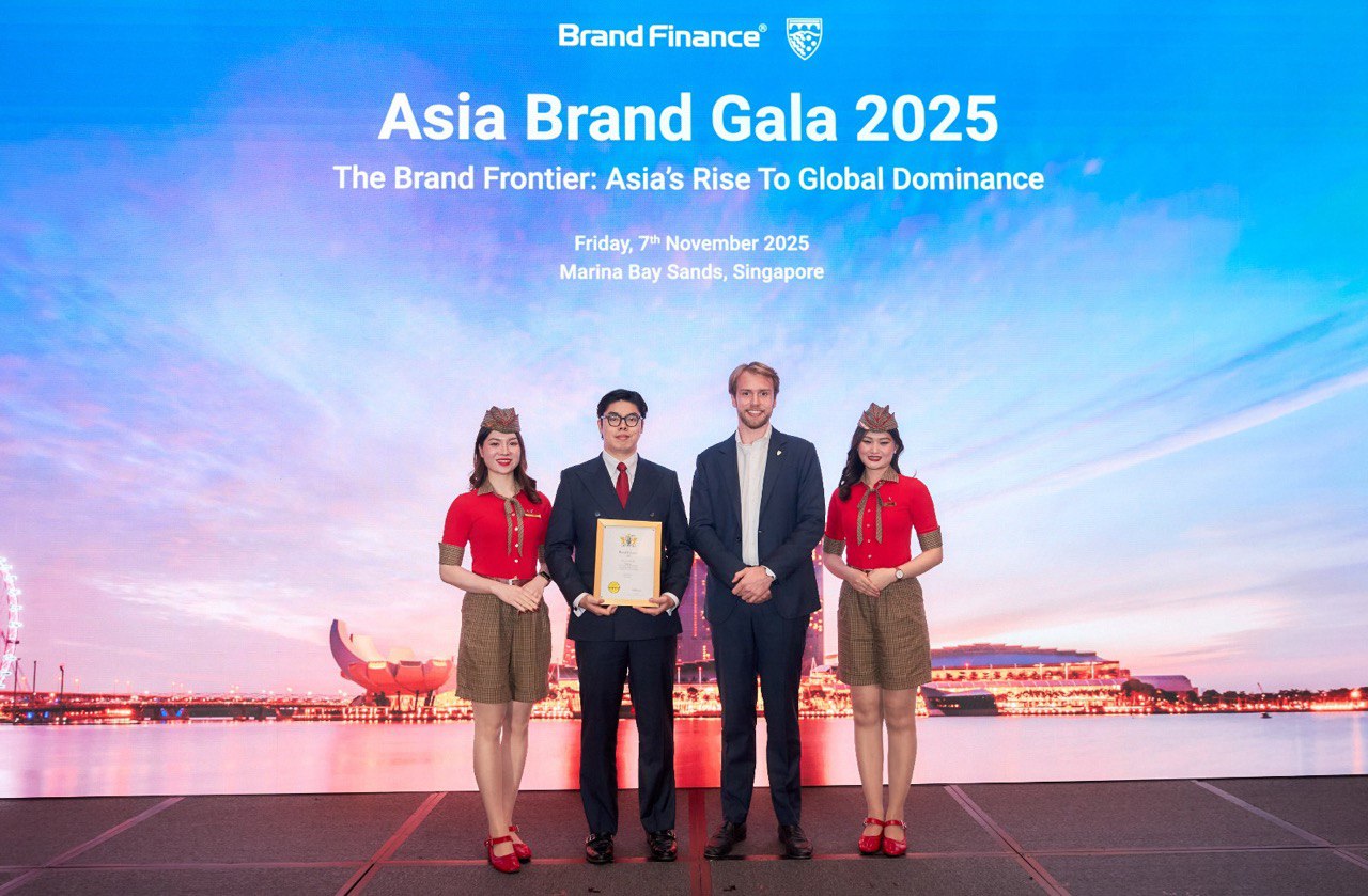 Alex Haigh, Managing Director of Brand Finance Asia-Pacific (middle, right), honors Vietjet among ASEAN’s largest airlines in terms of brand value.