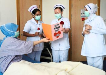 Nurses L-R, Swapnaha A/P Sekaran,37, Tium Beat Yeen,31, and Hafidah Mustafa,34 ,receving a greeting card and roses form  a patient inconjuntion with the 'International Nurses Day'on tomorrow at Hospital Putrajaya.
AZHAR MAHFOF /The Star (11/5/2020)